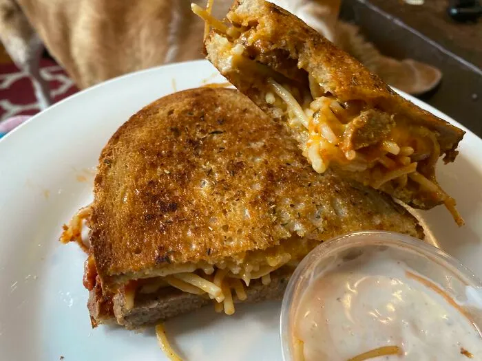 Espagueti y albóndigas a la parrilla con queso y salsa ranchera picante. Mis antojos de embarazada han sido satisfechos