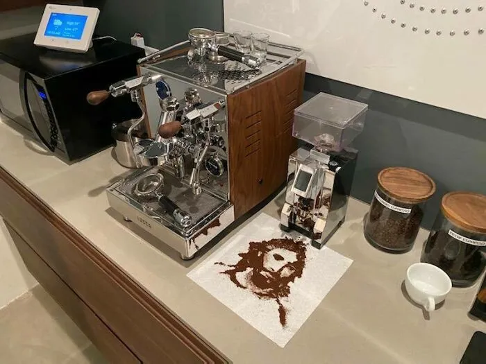 Así que mi jefe puso esto debajo de nuestro molinillo de café para que mi otro jefe lo "encontrara" esta mañana