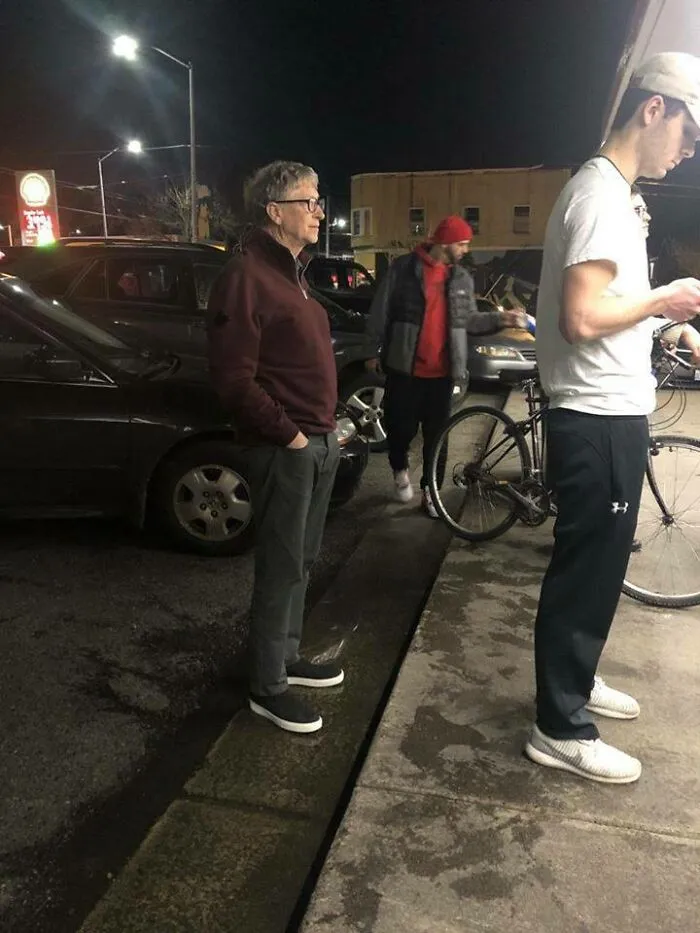 Bill Gates haciendo cola para una hamburguesa como una persona normal