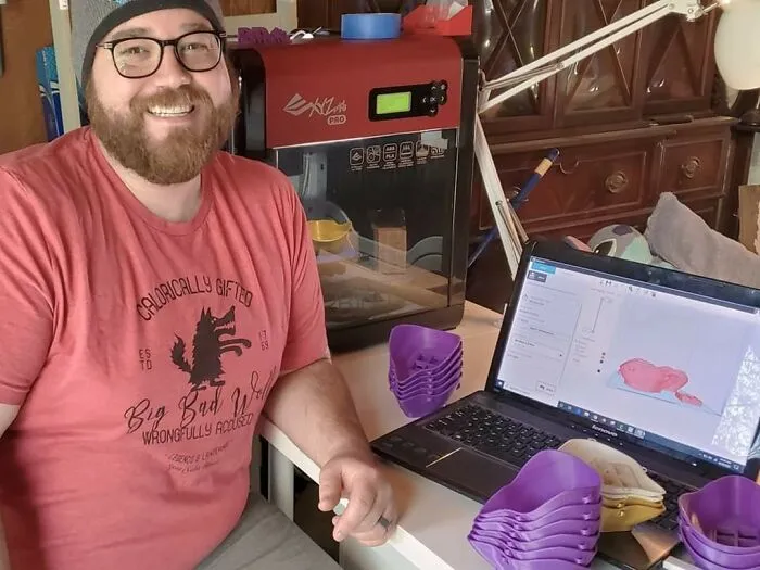 Mi antiguo jefe ha estado imprimiendo en 3D mascarillas reutilizables y entregándolas a los centros médicos en medio de la escasez