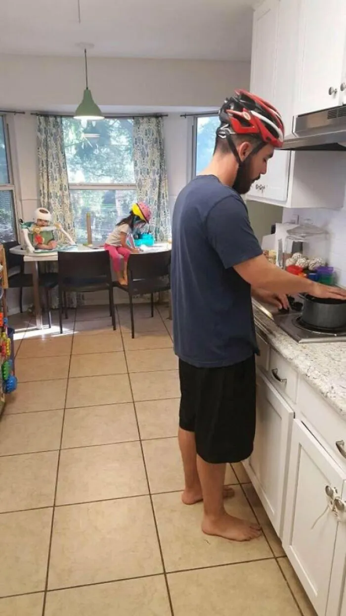 Su bebé lleva un casco para moldear la cabeza, así que ahora hace que toda la familia lleve casco