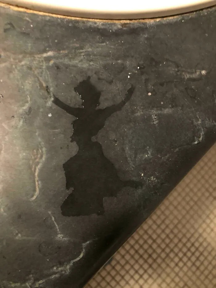 El agua en mi fregadero parece una bailarina con vestido y sombrero de copa
