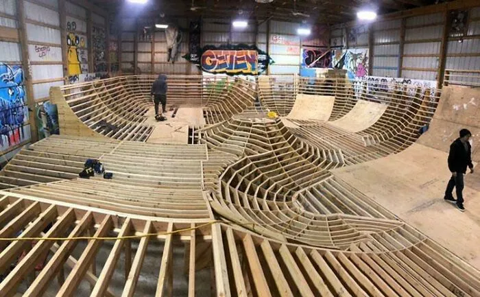 El esqueleto de un parque de patinaje que ayudé a construir