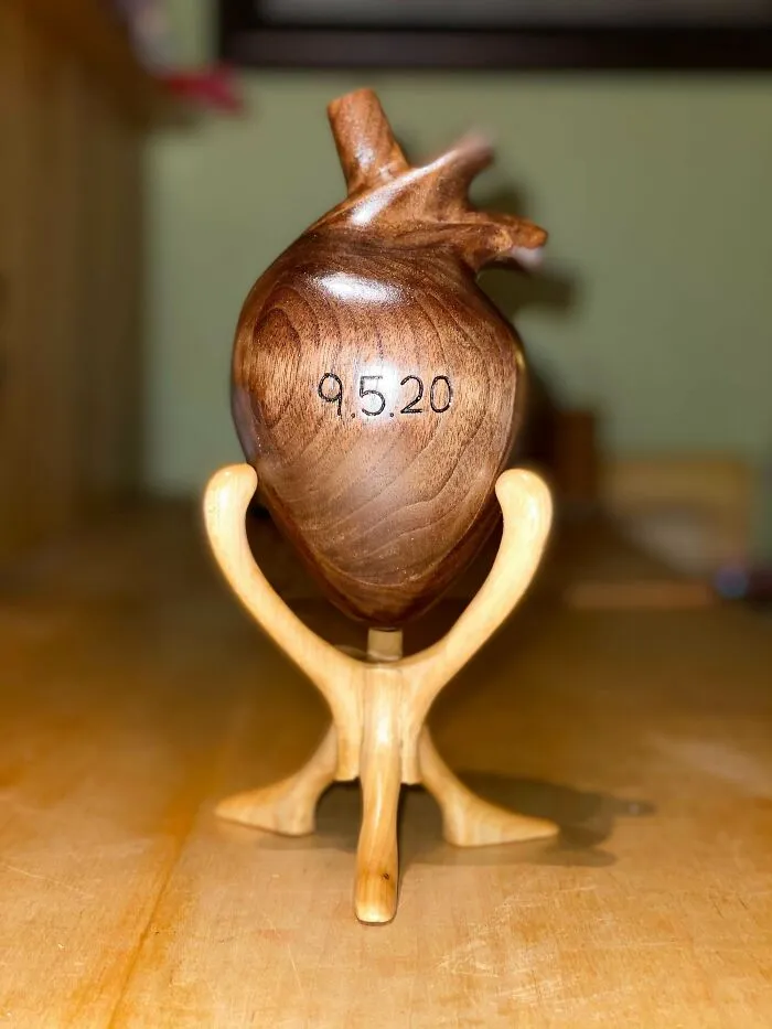 Para conmemorar a un miembro de la familia que recibió un trasplante de corazón. Corazón de nogal, soporte de arce