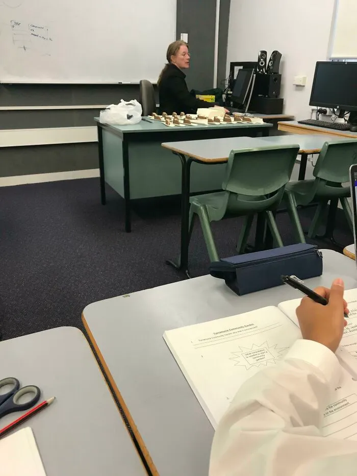 Mi anciana profesora está muy mal pagada, pero aún así ha traido tarta para la clase en el segundo día de exámenes finales