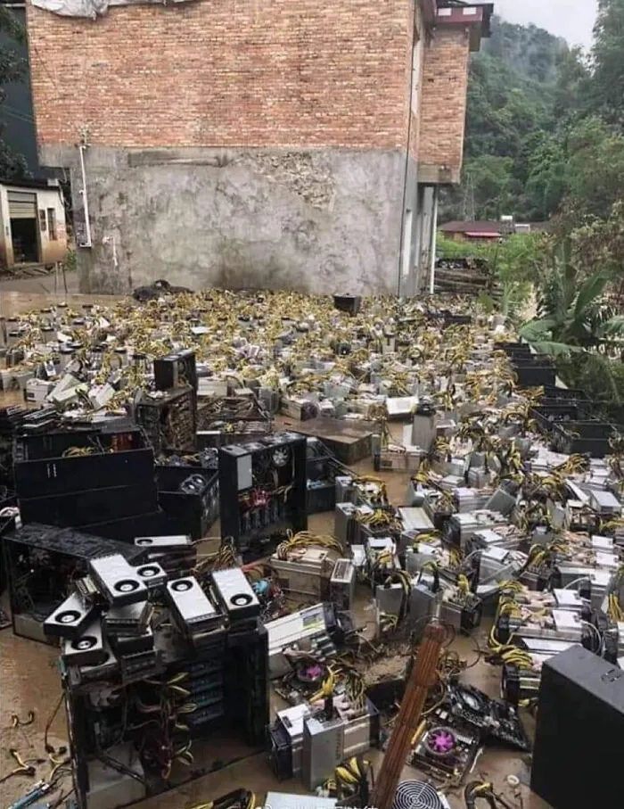 Esta imagen de una granja de minería de Bitcoin inundada