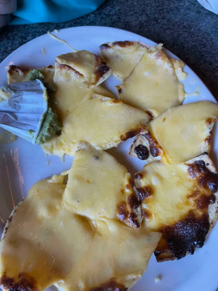 Nachos por 10$ en un restaurante mexicano, con lonchas de queso americano