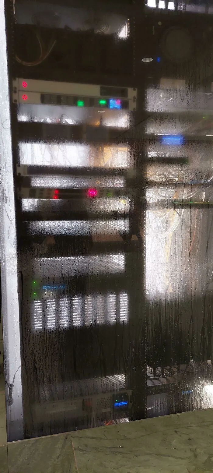 Sí, eso está en el interior del cristal