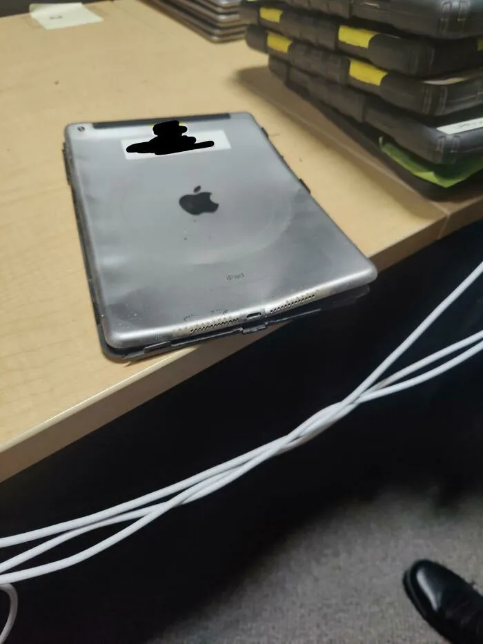 Las alegrías de ser soporte técnico en una empresa de construcción (este iPad estaba en una funda protectora)