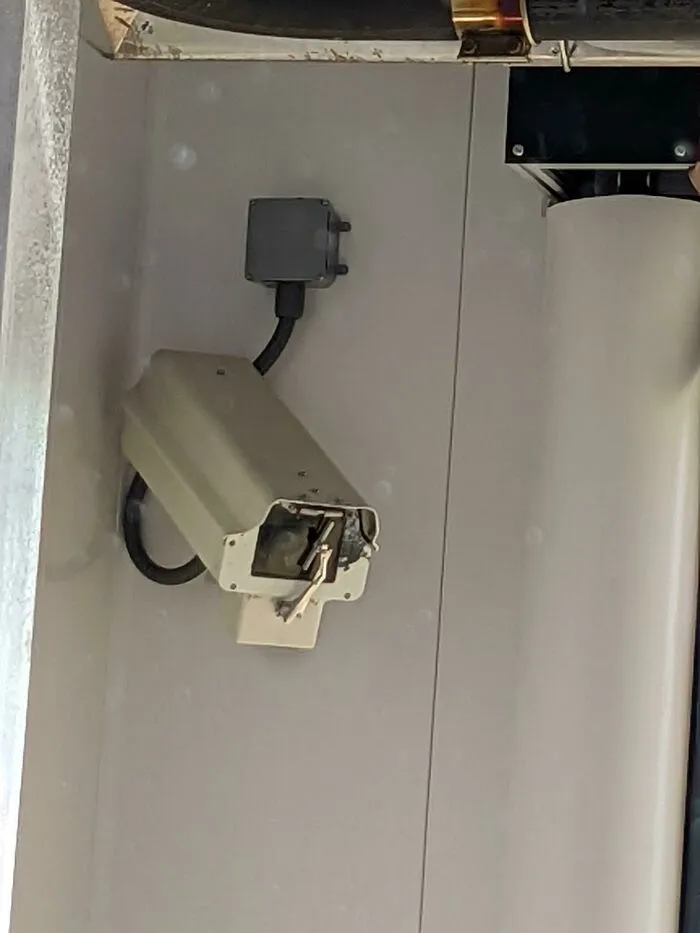 La cámara de seguridad del autolavado está equipada con un limpiaparabrisas