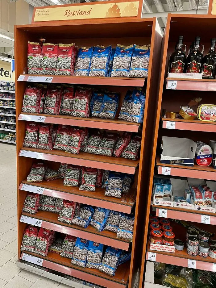 Un supermercado alemán retiró todos los productos rusos de su pasillo y los sustituyó por semillas de girasol