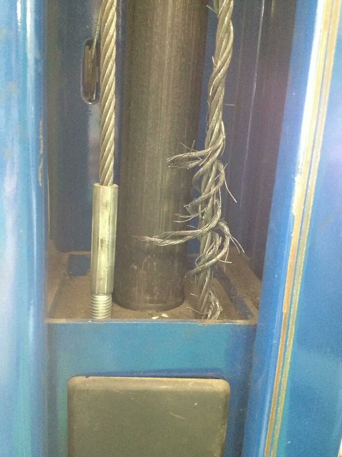 Solía trabajar en un taller de coches, este era uno de los ascensores para vehículos