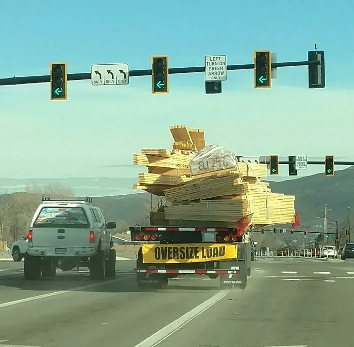 Un camión que prácticamente no amarró su carga