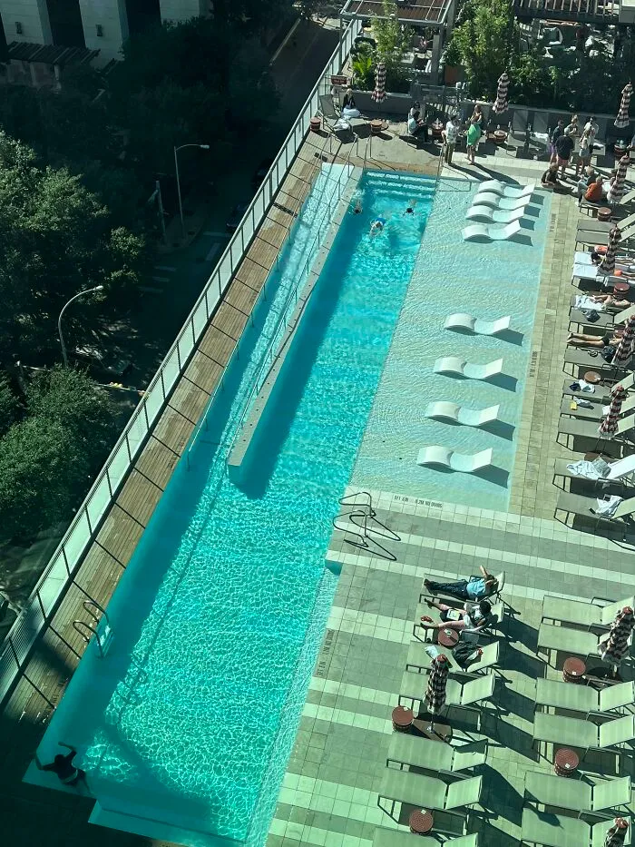 La piscina del hotel tiene una rampa de entrada para discapacitados