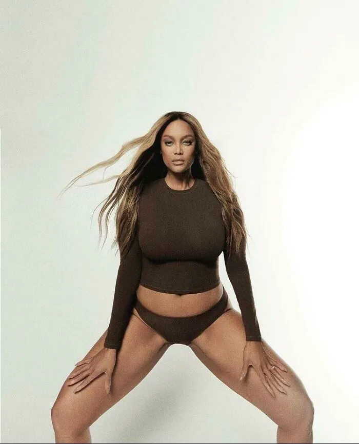 Posted As Part Of A Massive Clothing Campaign…how Could Such A Big Label Not Have Enough Money For Decent Editing? She Has Slender Man Fingers!