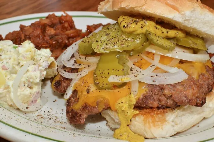 30 Funny, Petty, And Rude Things People Have Seen Done To Customers' Orders At Restaurants