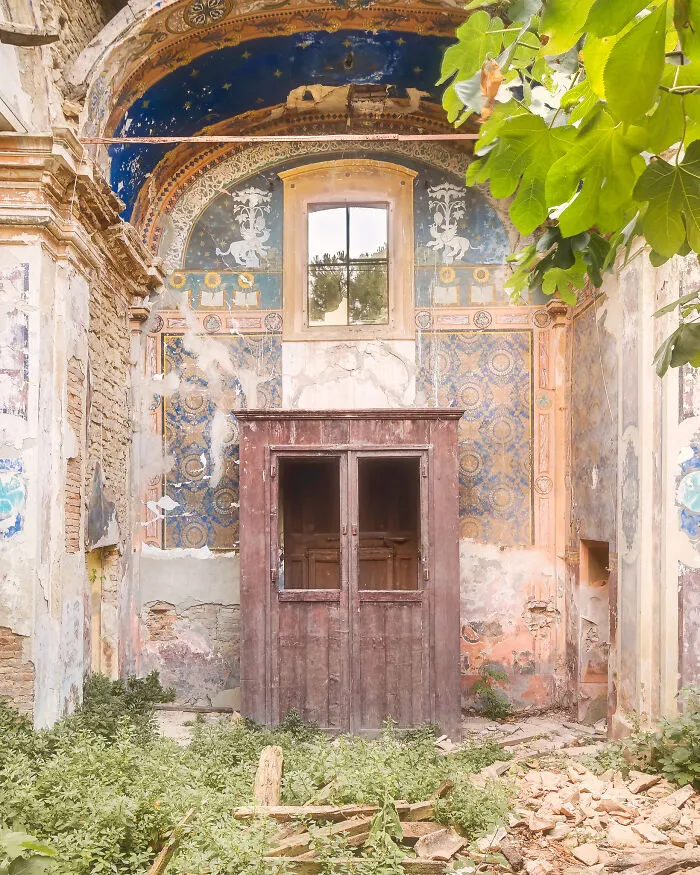 My Photos Show The Decline Of The Church In Italy, And Here Are 40 Of The Best Ones