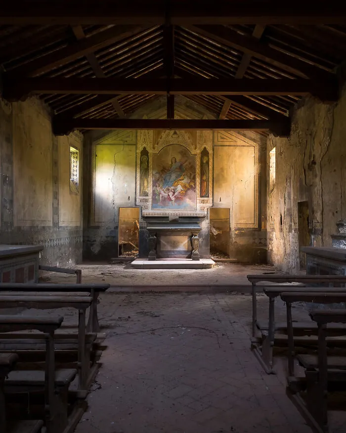 My Photos Show The Decline Of The Church In Italy, And Here Are 40 Of The Best Ones