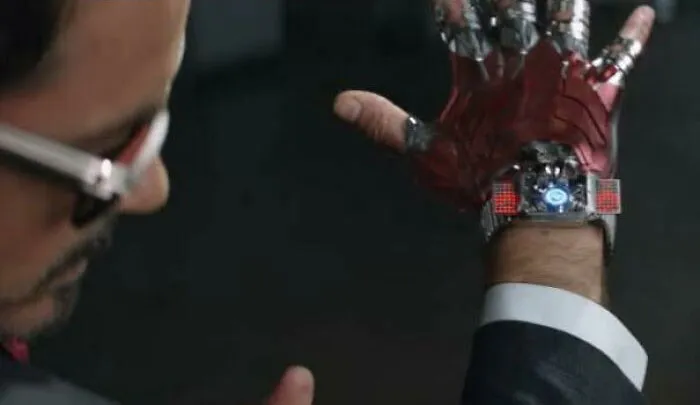 En “Iron Man” (2008),  Obadiah se esfuerza por hacer un reactor lo suficientemente pequeño para que entre en su armadura. En “Civil War” (2016) podemos ver un pequeño reactor en el reloj de Tony, lo que demuestra hasta donde Tony ha desarrollado su tecnología