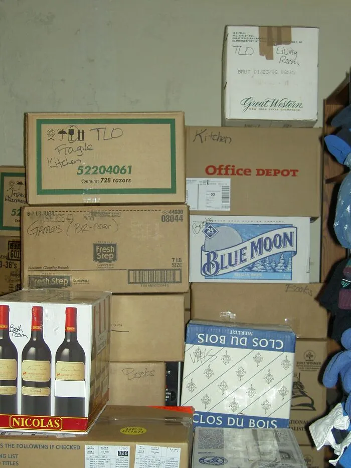 My Mother's Cousin Lived For Years With Her Bff James's Ashes Just Hanging Out In A Cardboard Box