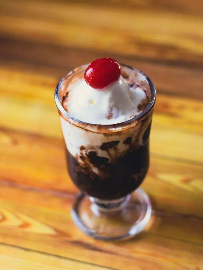 30 Funny, Petty, And Rude Things People Have Seen Done To Customers' Orders At Restaurants