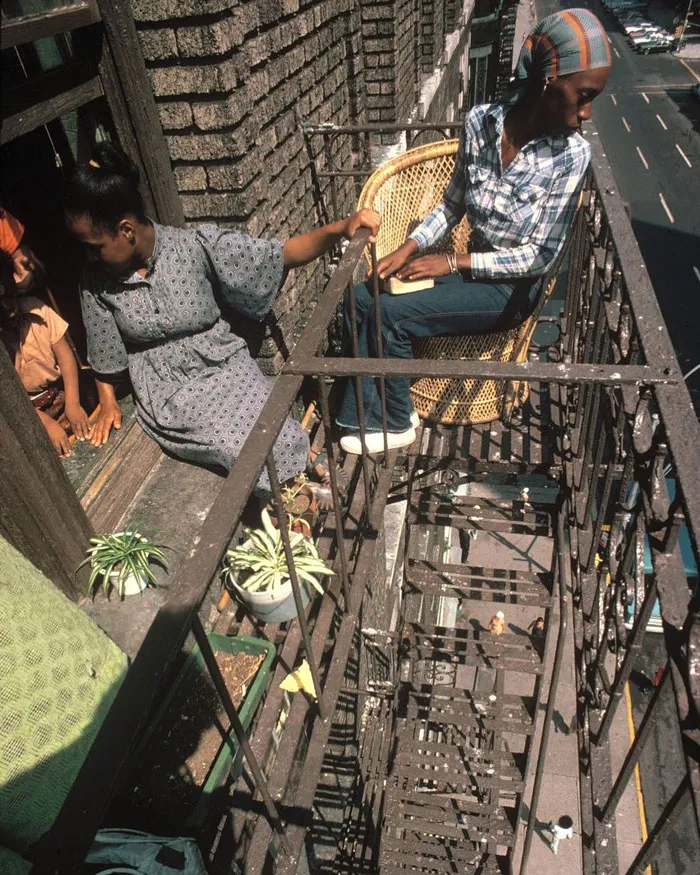 Dos mujeres sentadas fuera en la escalera de incendios en Harlem, Nueva York, 1978