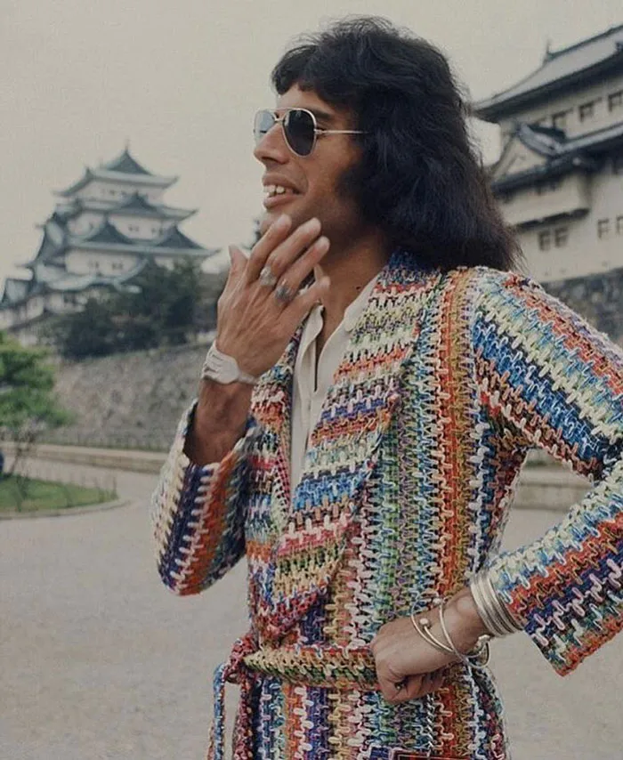 Freddie Mercury en el castillo de Nagoya, Japón, 1975
