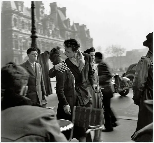 Beso junto al Hotel De Ville fotografiado por Robert Doisneau, 1950