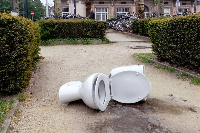 30 Extraordinary Pictures Taken By Jeffrey De Keyser Embracing "The Absurd Human Condition"