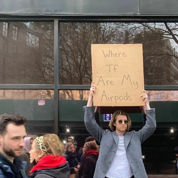 Este tipo no deja de protestar contra cosas molestas cotidianas con divertidos carteles (30 fotos nuevas)