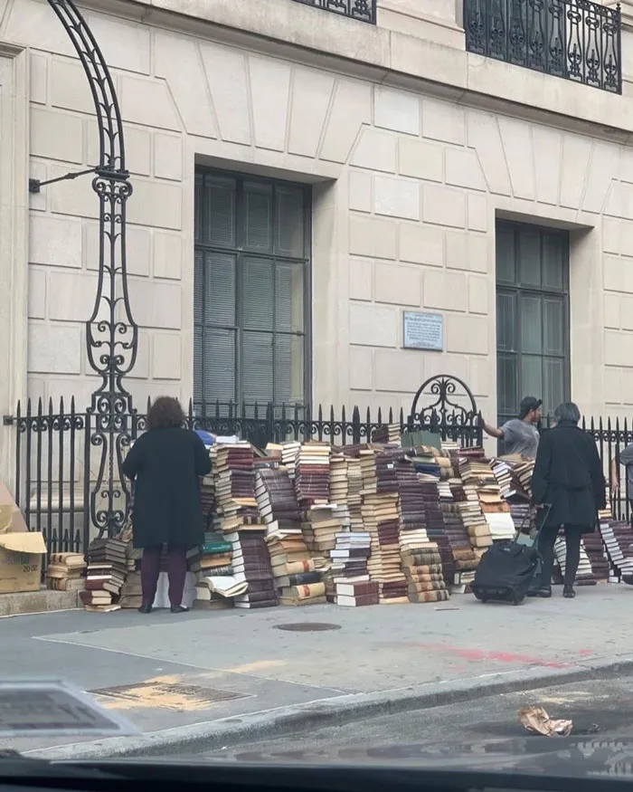 ¡¡Santos libros!! ¡Hay toneladas de libros! ¡Se encuentran en la calle Vessey y la iglesia, justo enfrente de la capilla de San Pablo de Manhattan!
