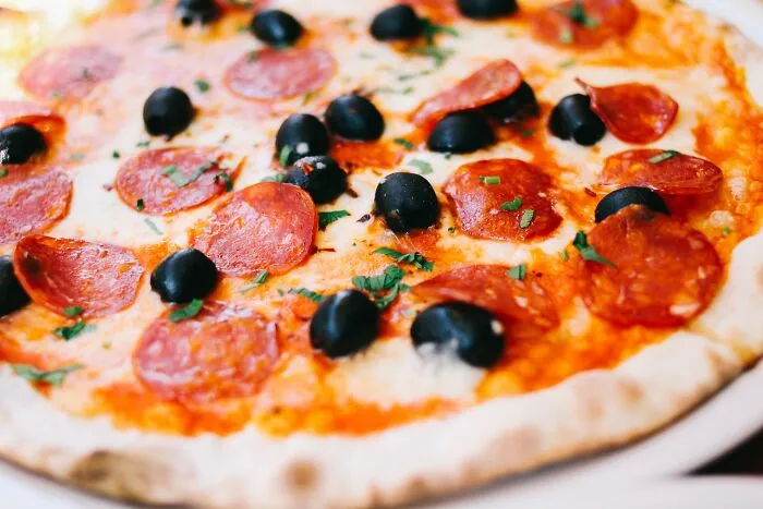 30 Funny, Petty, And Rude Things People Have Seen Done To Customers' Orders At Restaurants