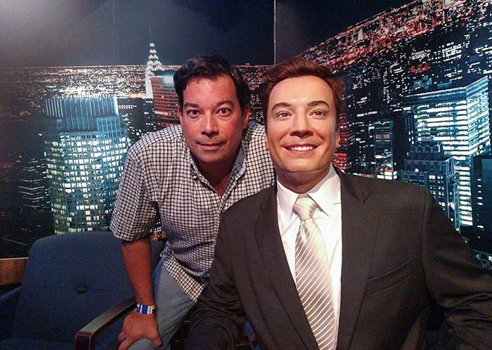 Aquí está mi papá y la figura de cera de Jimmy Fallon. Nos miran mucho en público