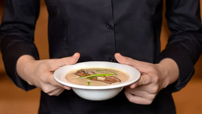 30 Funny, Petty, And Rude Things People Have Seen Done To Customers' Orders At Restaurants
