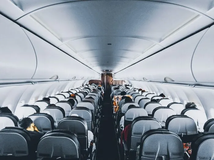 20 Oscuros secretos de la industria de las aerolíneas, compartidos por auxiliares de vuelo
