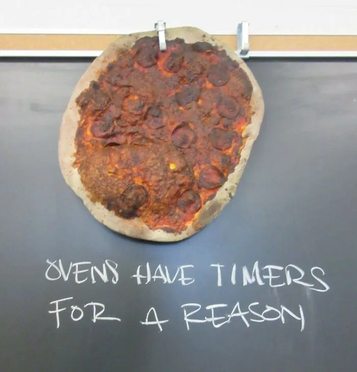 Mi profesor de cocina ha clavado esta pobre pizza en la pizarra