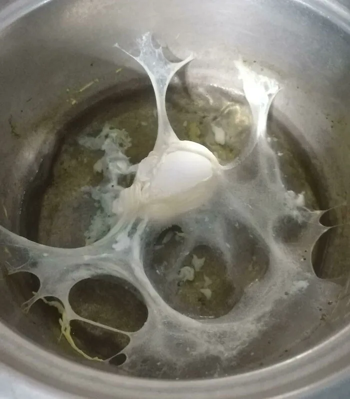 Estaba cociendo el huevo pero me olvidé de apagar el fogón