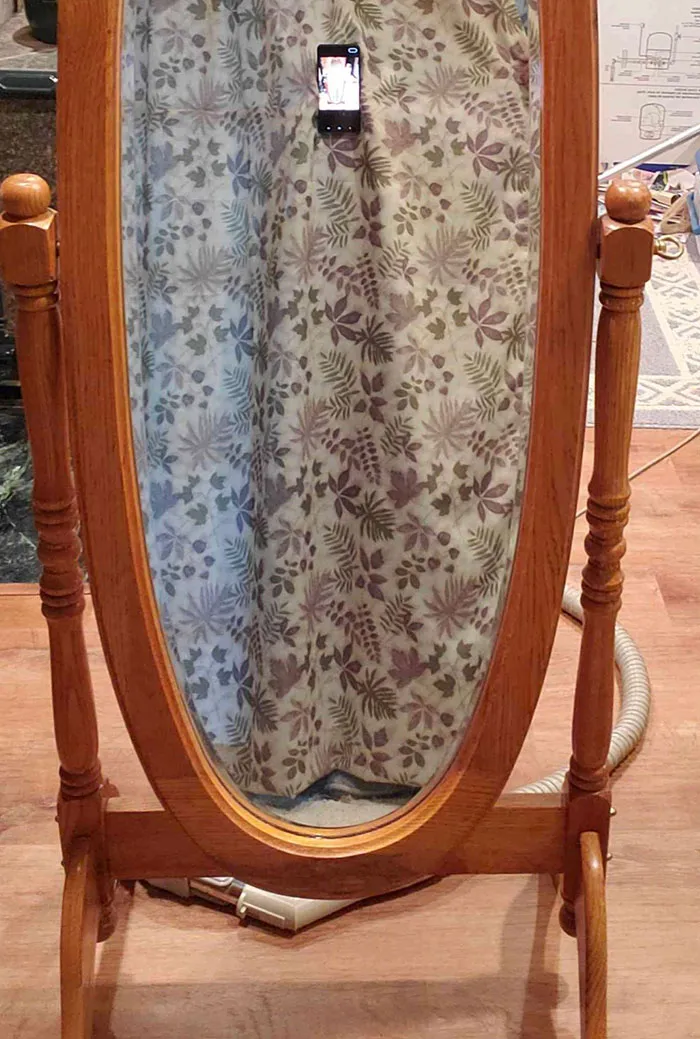 La mujer invisible vende su espejo vintage