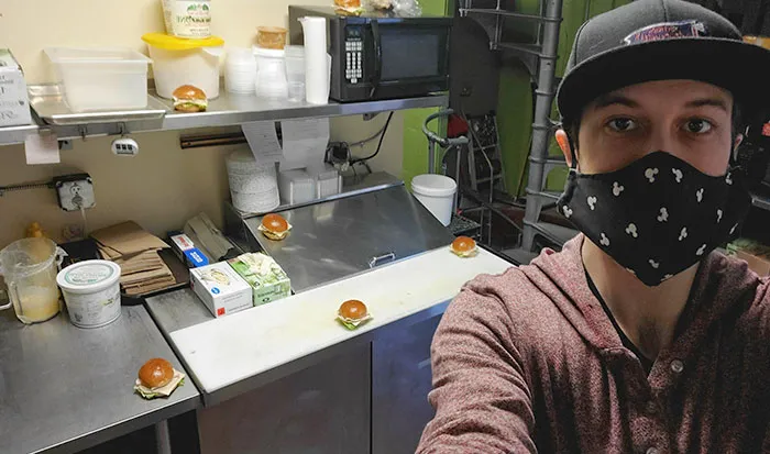 Una clienta llamó preguntando si estábamos practicando el distanciamiento social con sus sándwiches. Le dije que sí, pero para ser honesto, me estoy quedando sin espacio