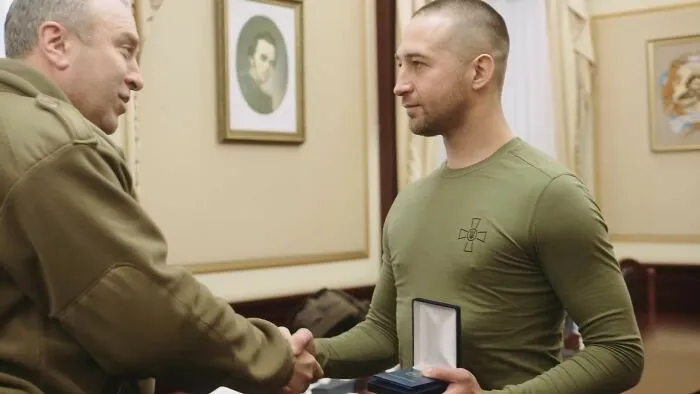 Roman Hrybov (a la derecha), el guardia fronterizo de la Isla de la Serpiente, autor del lema "buque de guerra ruso...", ¡está de vuelta en casa!