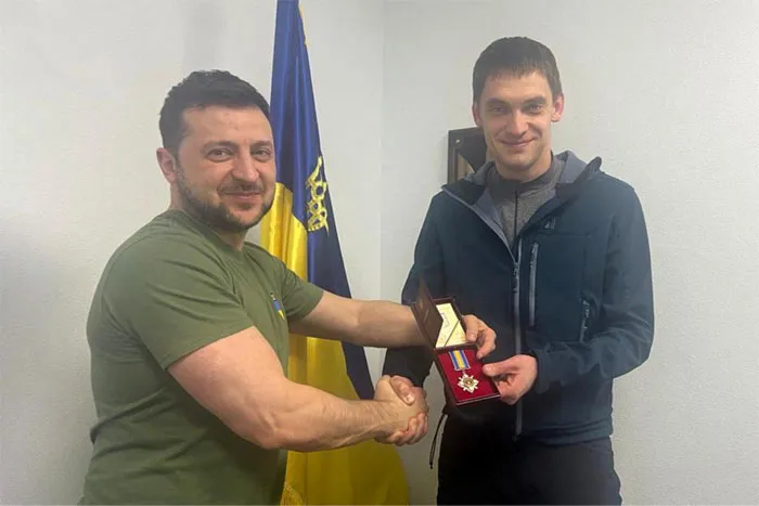 Volodymyr Zelenskyy concedió la Orden "Por el Valor" del Tercer Grado al alcalde de Melitopol Ivan Fedorov, que regresó del cautiverio y se negó a cooperar con los ocupantes. Gloria a Ucrania...