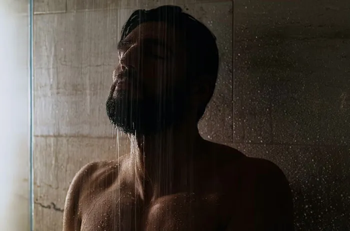 20 Hombres comparten cosas que no sabían que hacían mal hasta que empezaron a vivir con una mujer