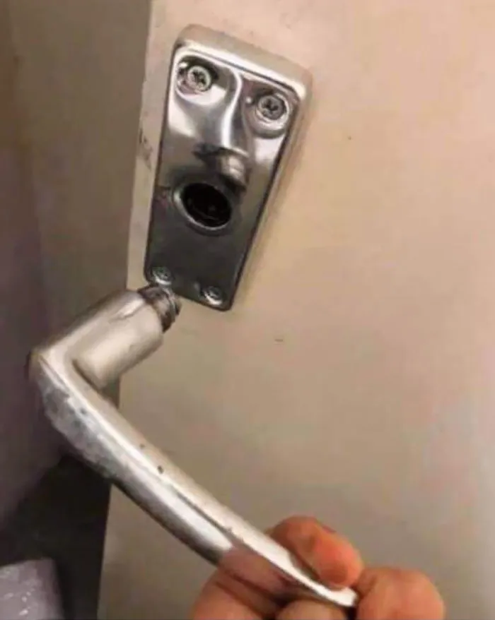 Acabo de arrancar un tirador de la puerta, puedo decir que estaba tan sorprendido como yo