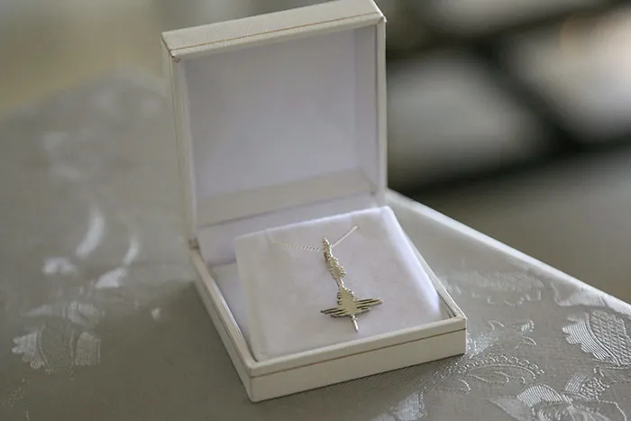 For Our Anniversary, I Gave My Girlfriend A Silver Necklace Made After My "I Love You" Waveform Recording