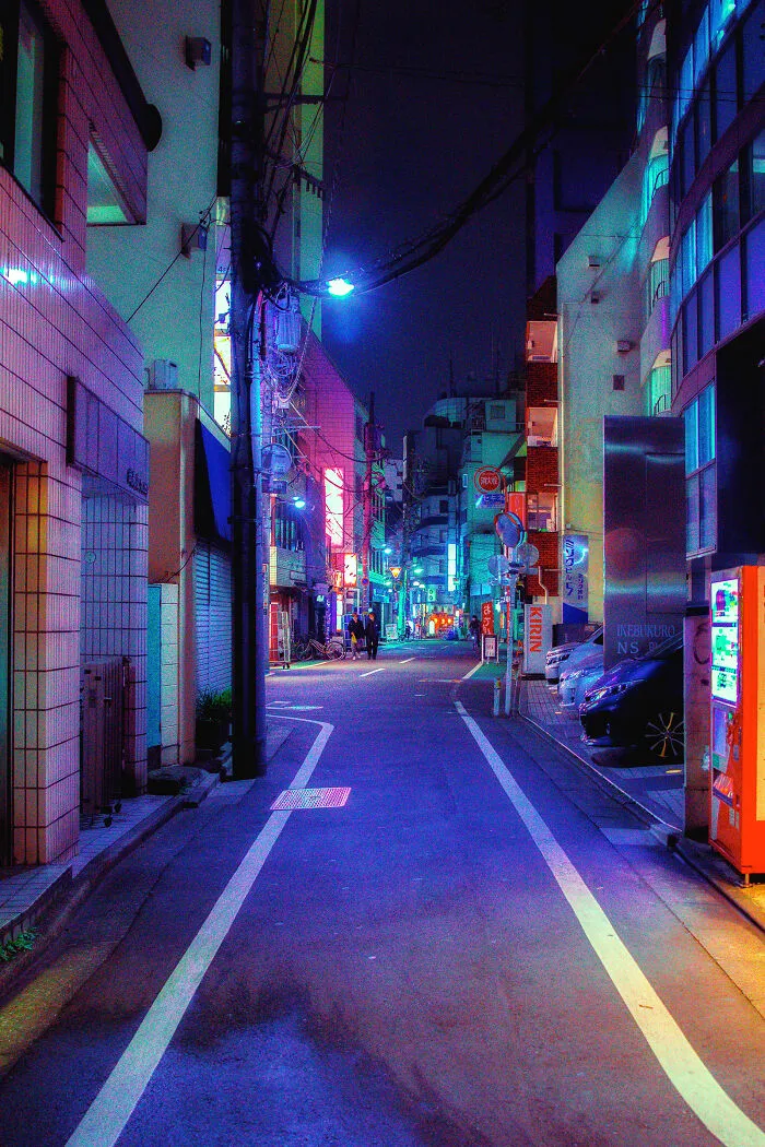 Exploré los callejones nocturnos de Tokio bajo las luces de neón y estas son 30 de las imágenes que tomé