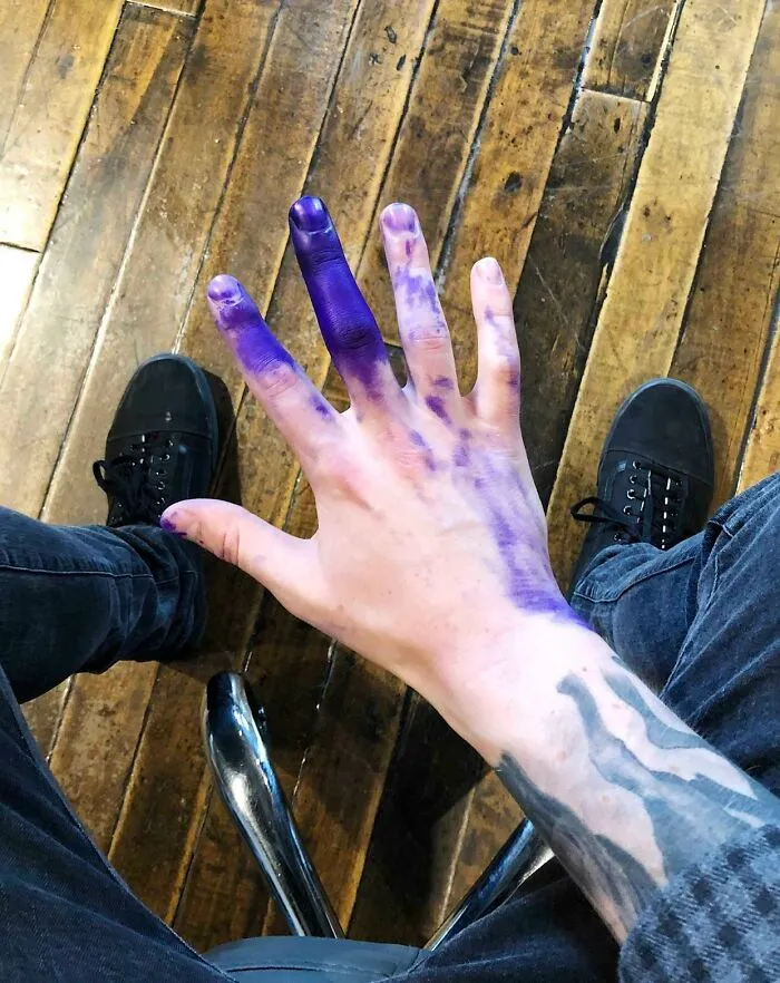 Mi compañero ha puesto tinta de impresora en uno de mis guantes del trabajo. Va a llevar 1 o 2 semanas que se quite
