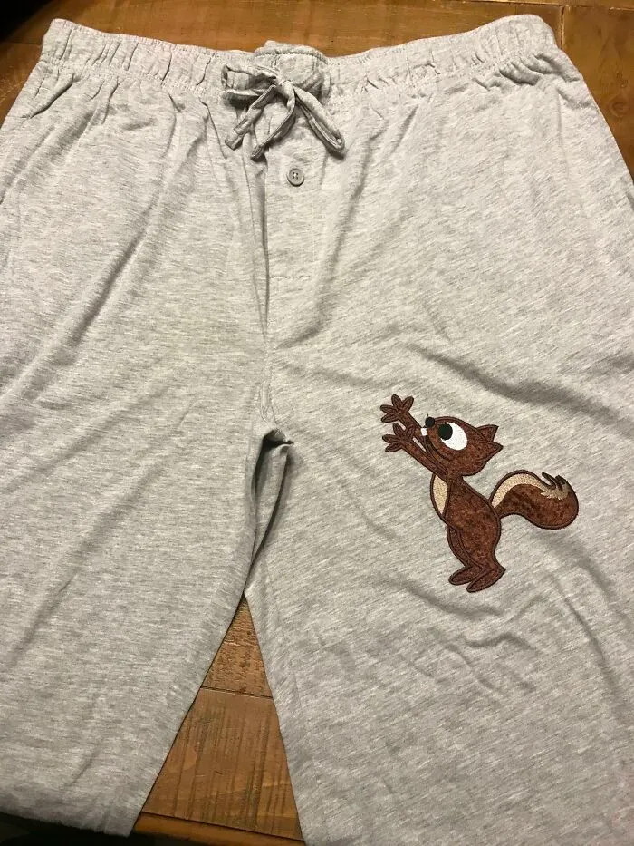 Mi suegra hizo a todos los hombres de nuestra familia un par de estos pantalones de dormir para Navidad