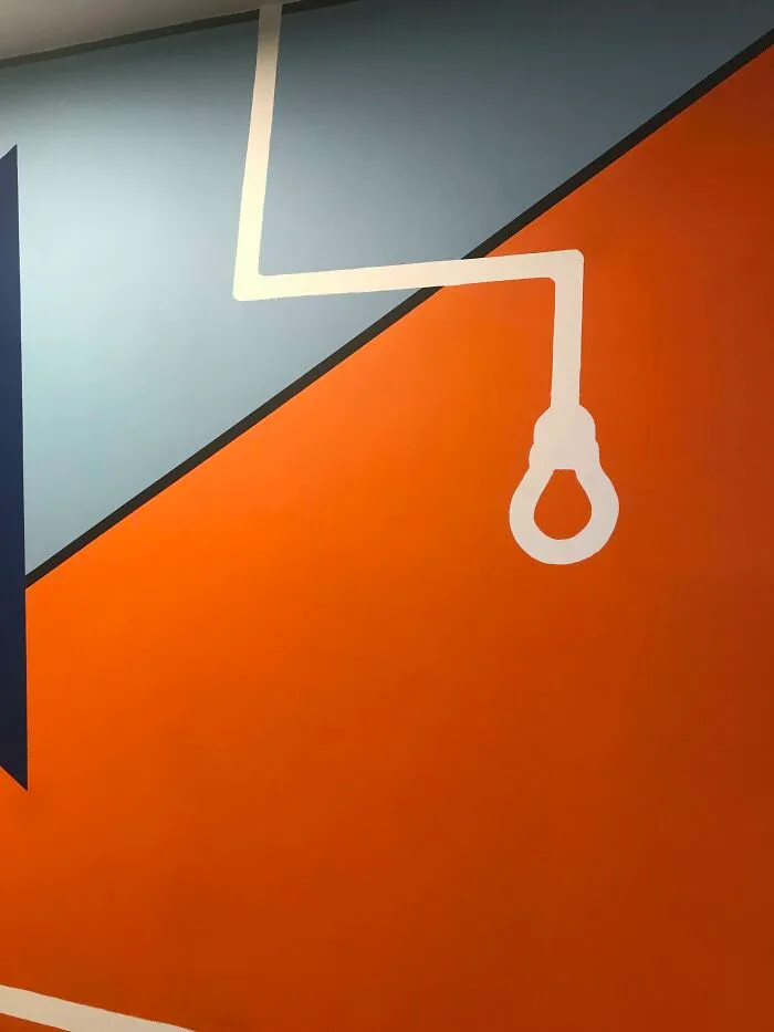 La escuela de diseño en la que estoy pagó 5.000 dólares para que un pintor pintara una bombilla, pero sólo parece una soga