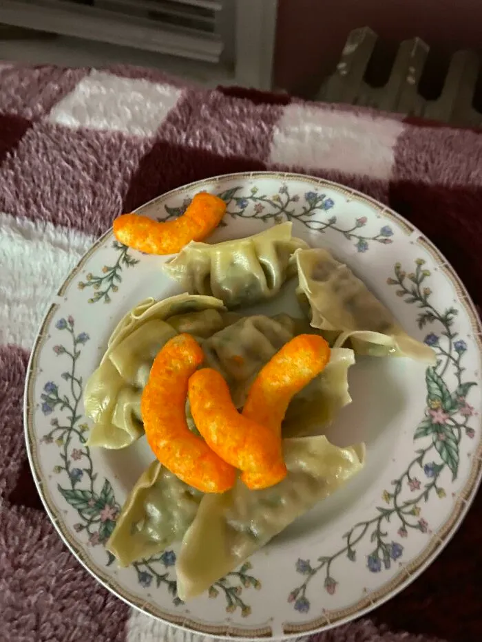 Gyozas con una salpicadura de Cheetos hechas por mi novio de la secundaria