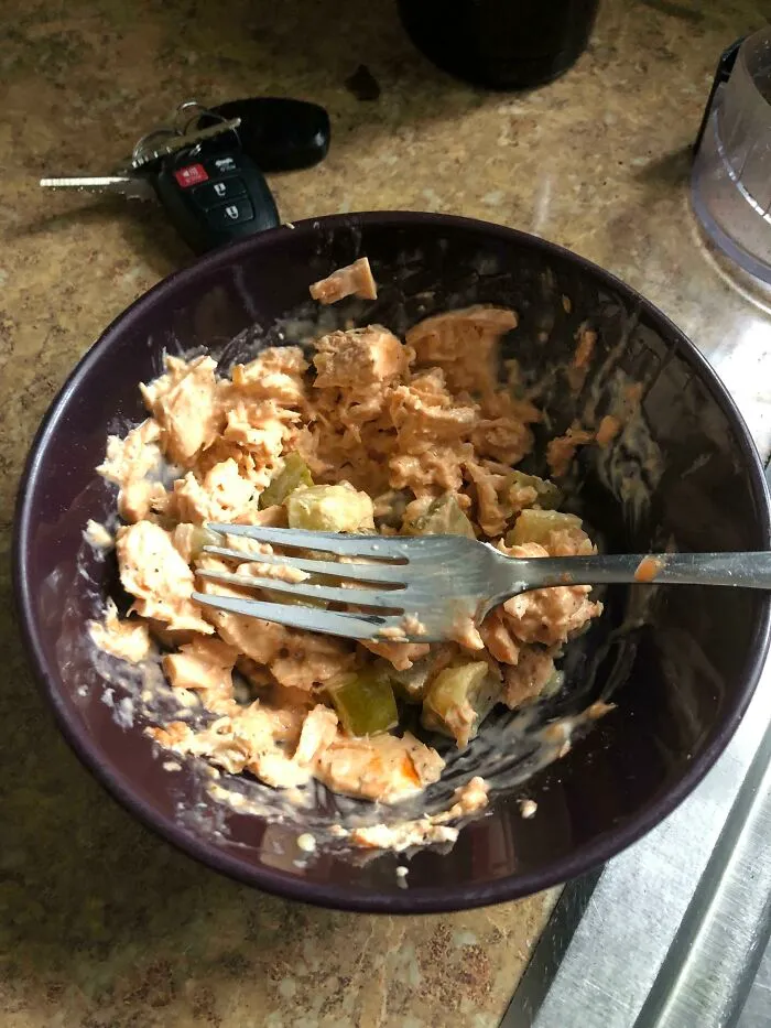 Ensalada de atún hecha por mi novio con salsa picante y pepinillos
